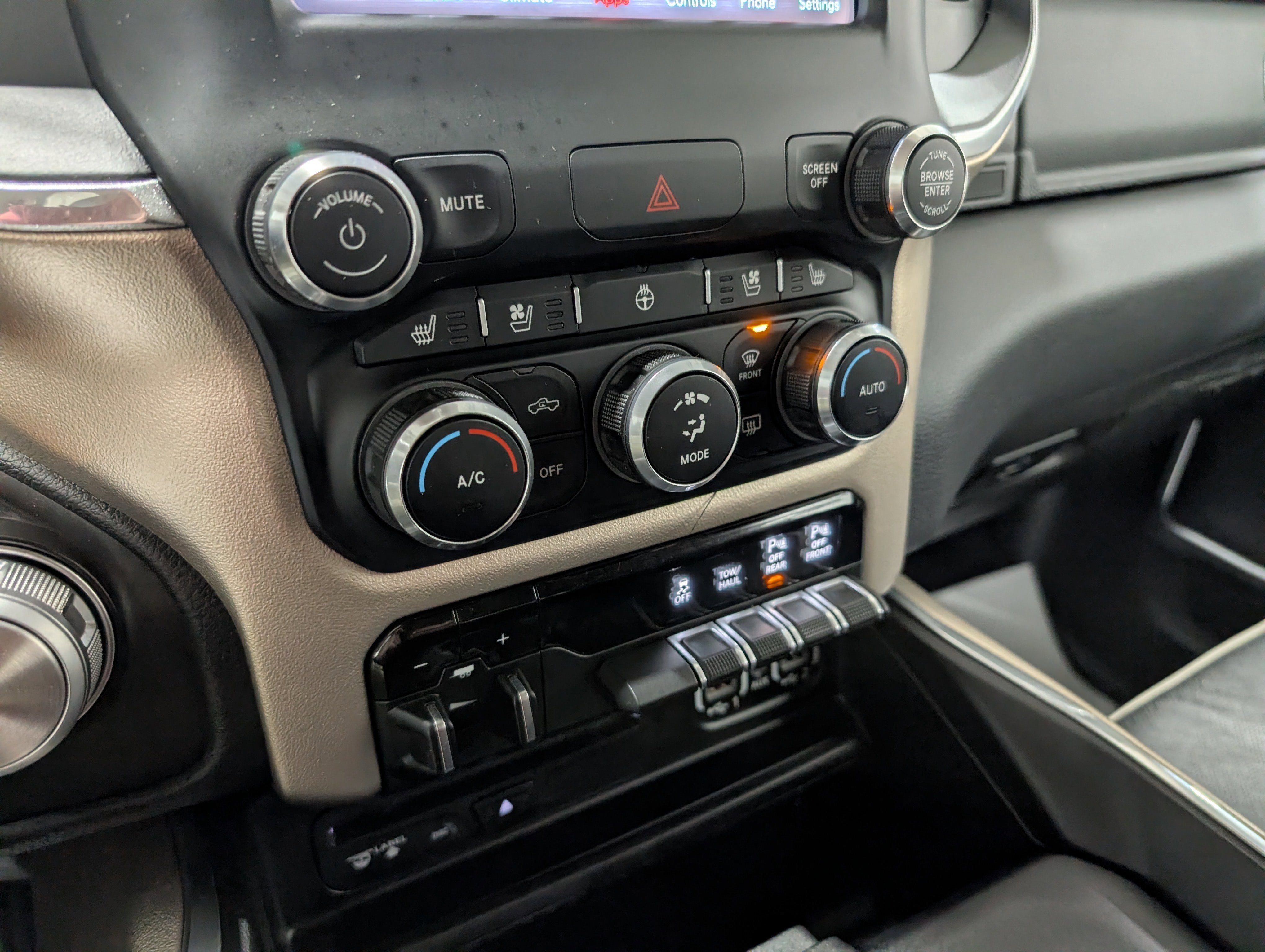 2019 RAM 1500 Laramie Crew Cab 4x4 5'7" Box