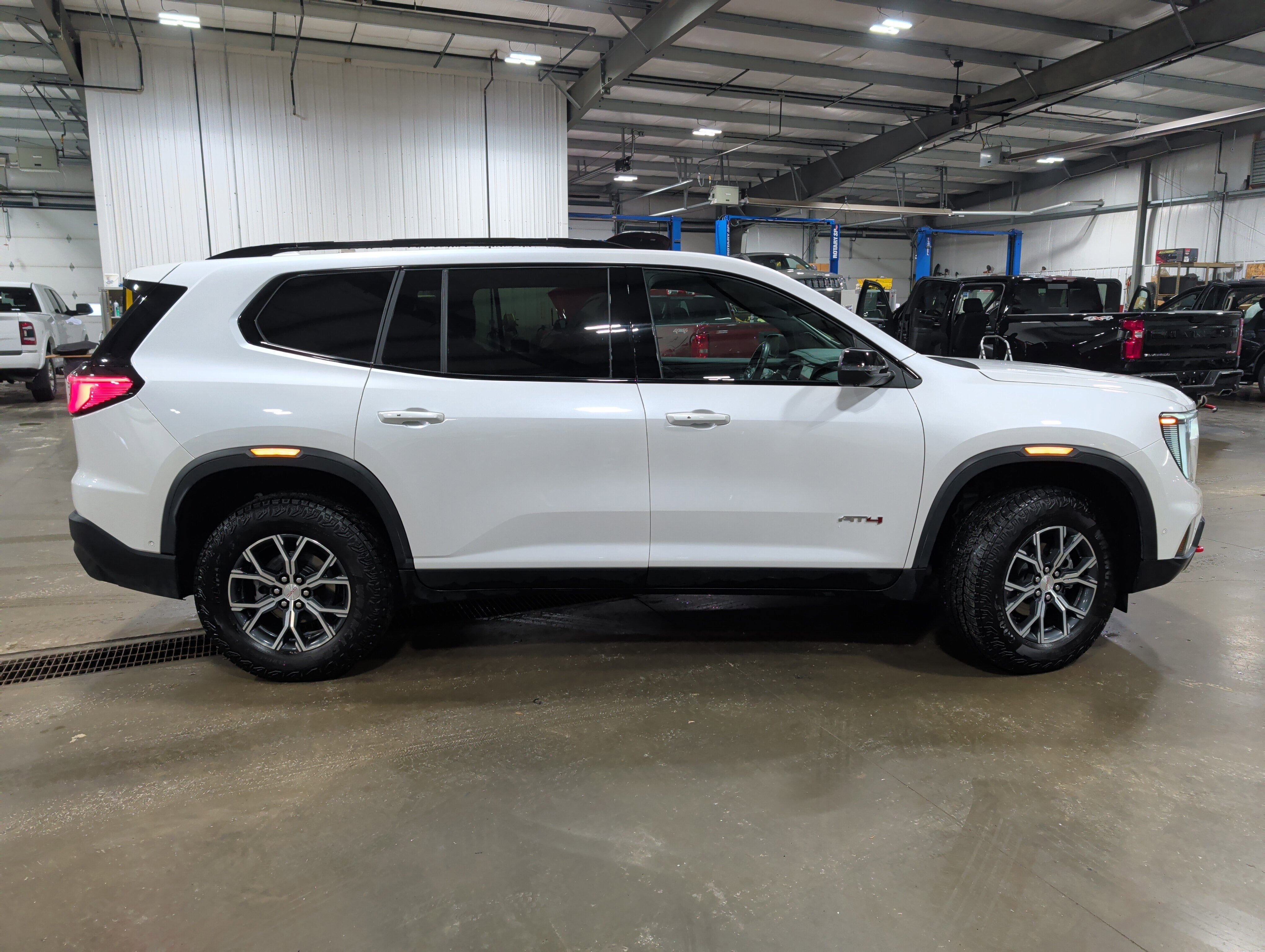 2024 GMC Acadia AT4