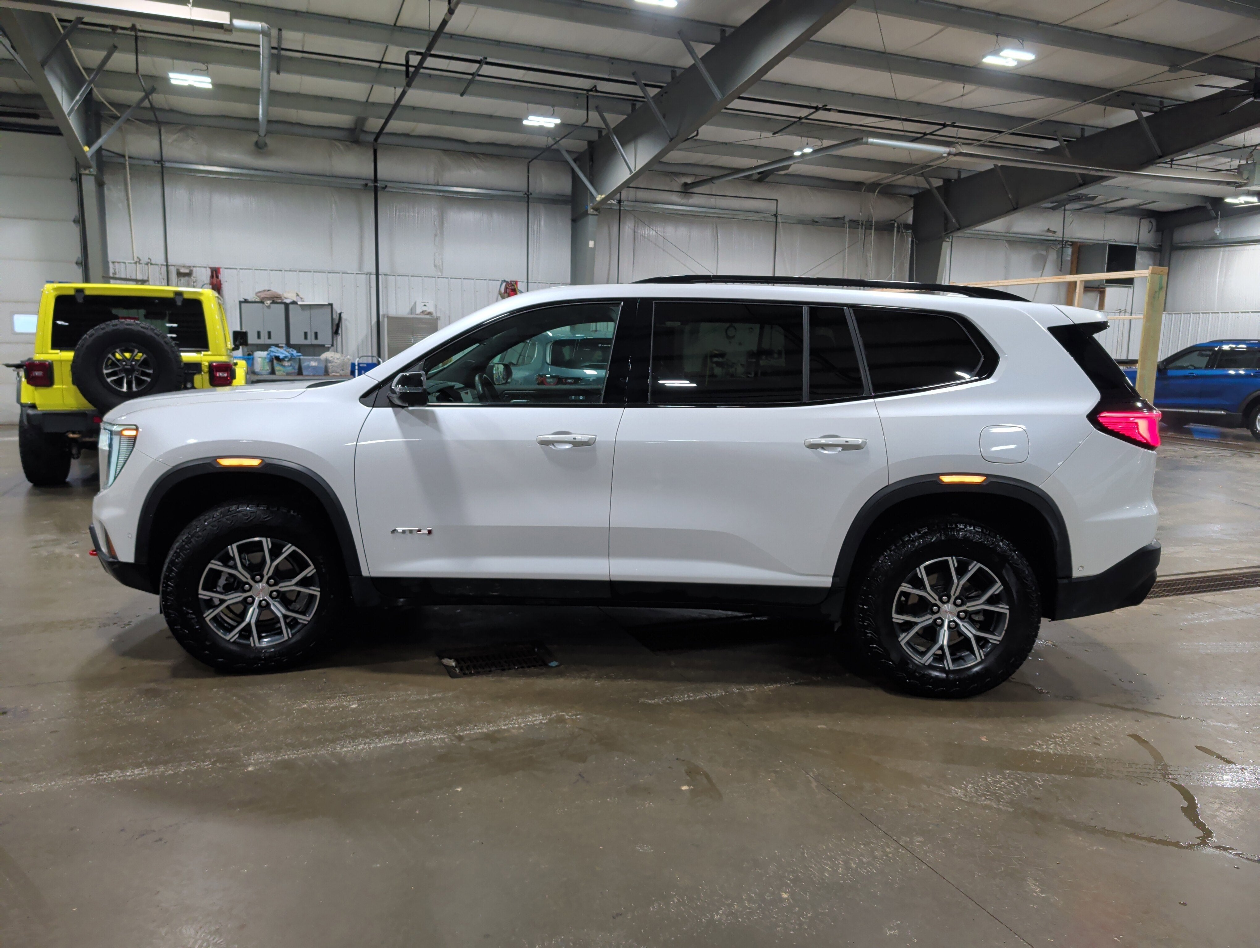 2024 GMC Acadia AT4