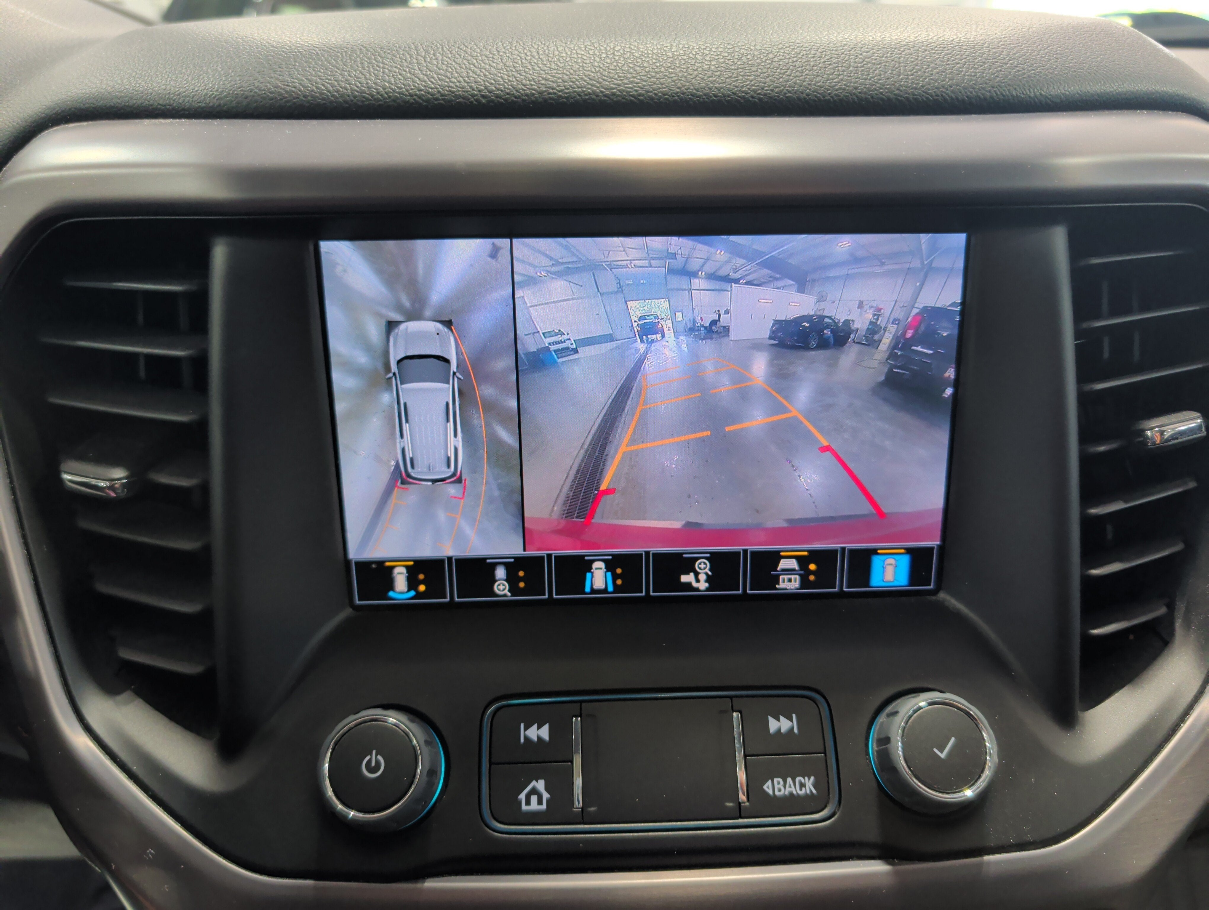 2023 GMC Acadia AT4