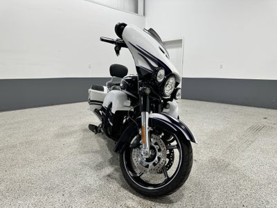 2016 Harley-Davidson CVO Street Glide Base