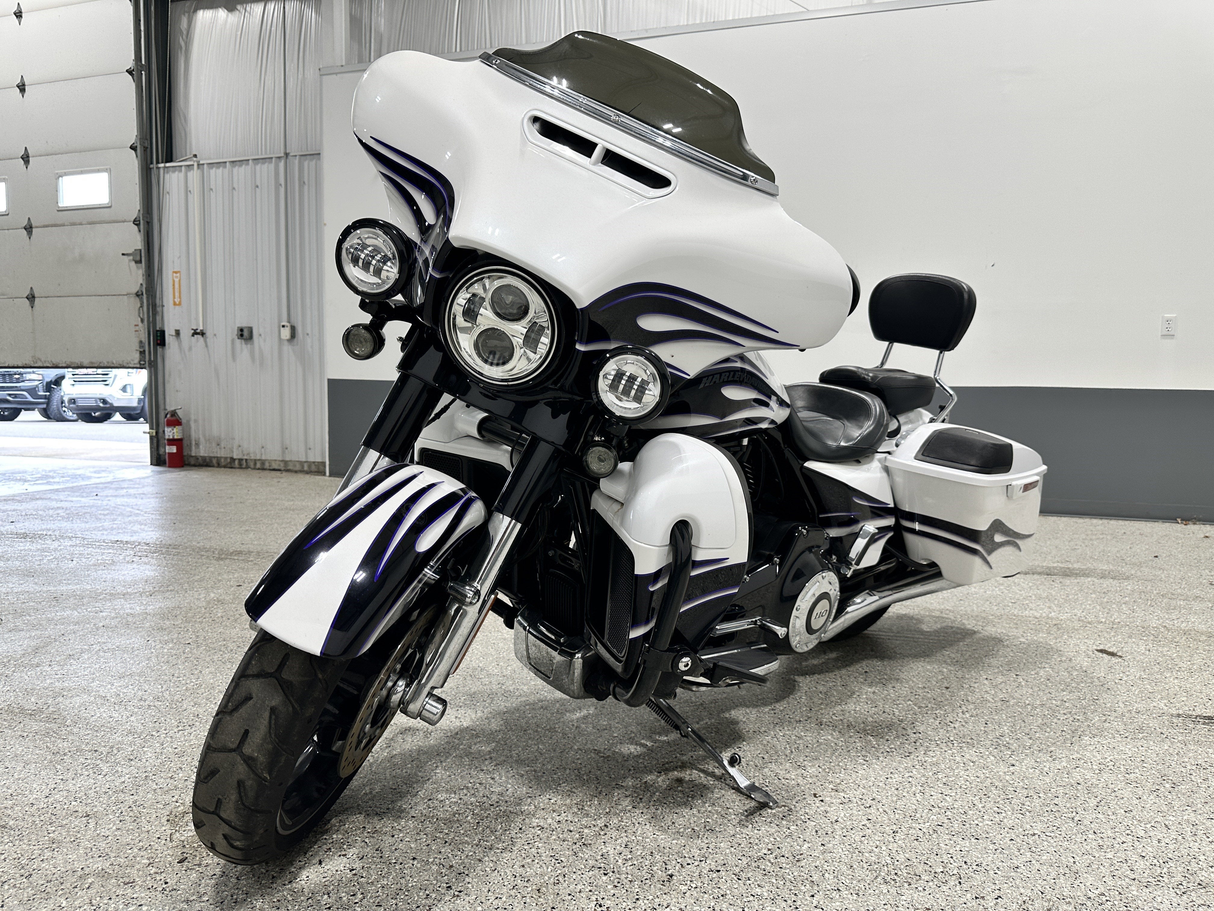 2016 Harley-Davidson CVO Street Glide Base