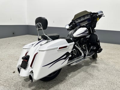 2016 Harley-Davidson CVO Street Glide Base