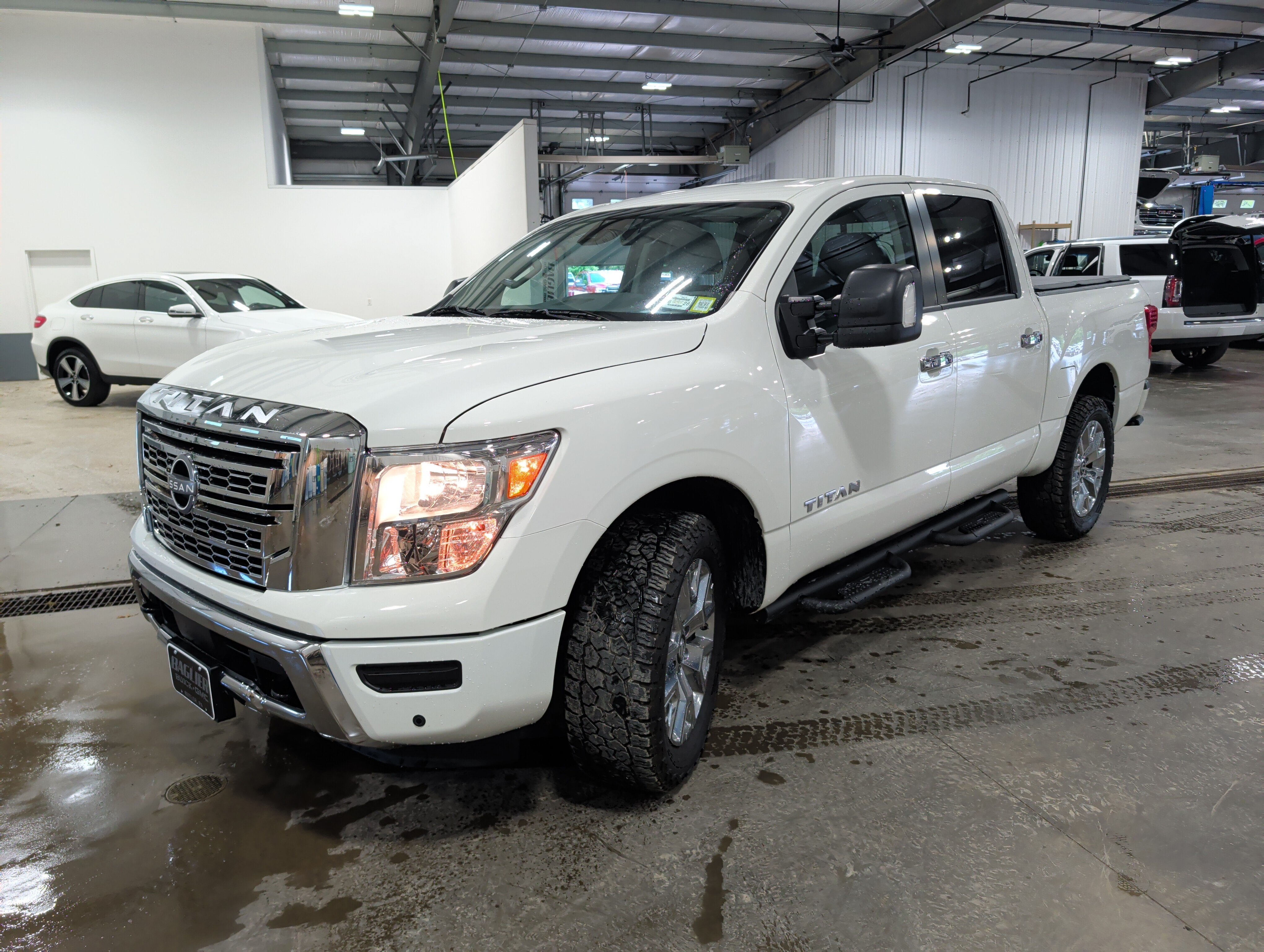2023 Nissan TITAN Crew Cab SV 4x4