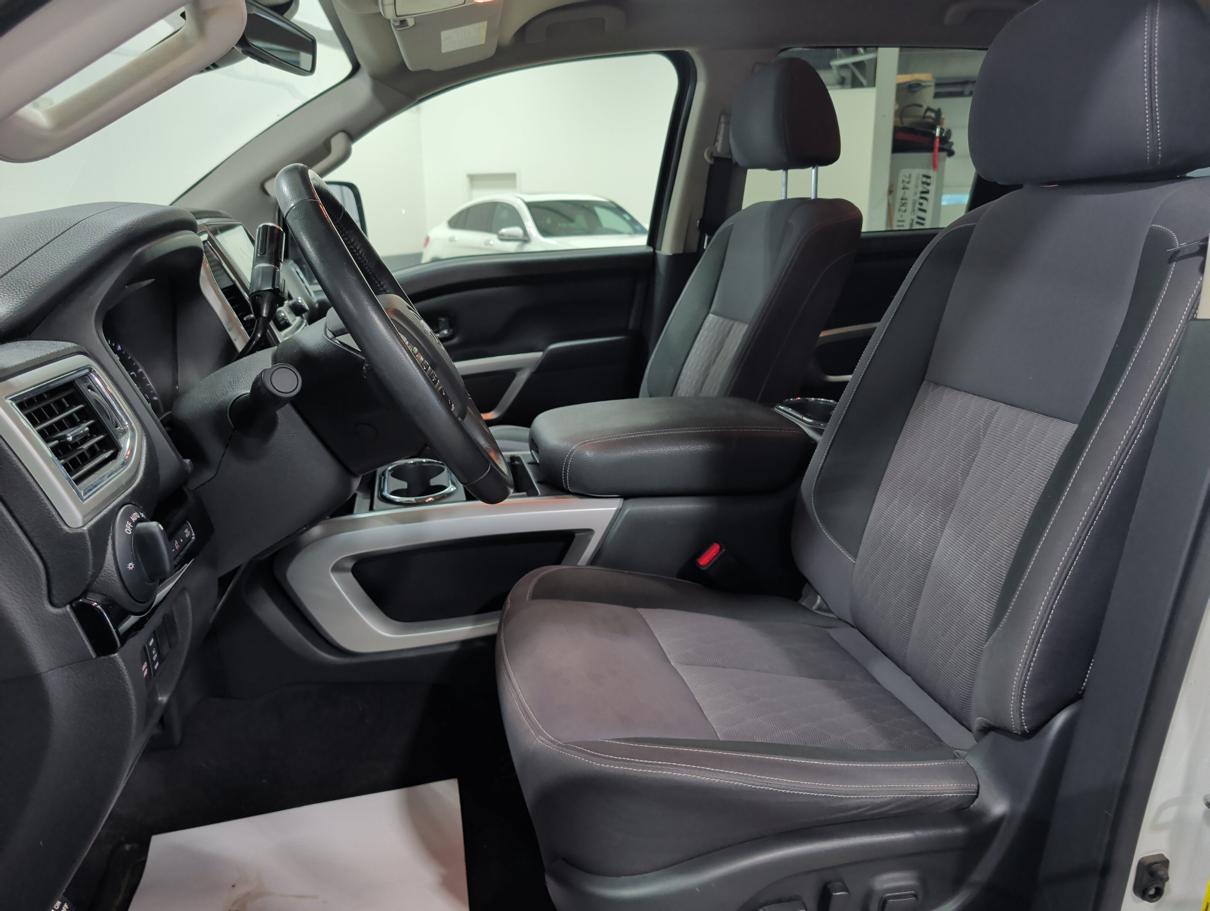 2023 Nissan TITAN Crew Cab SV 4x4