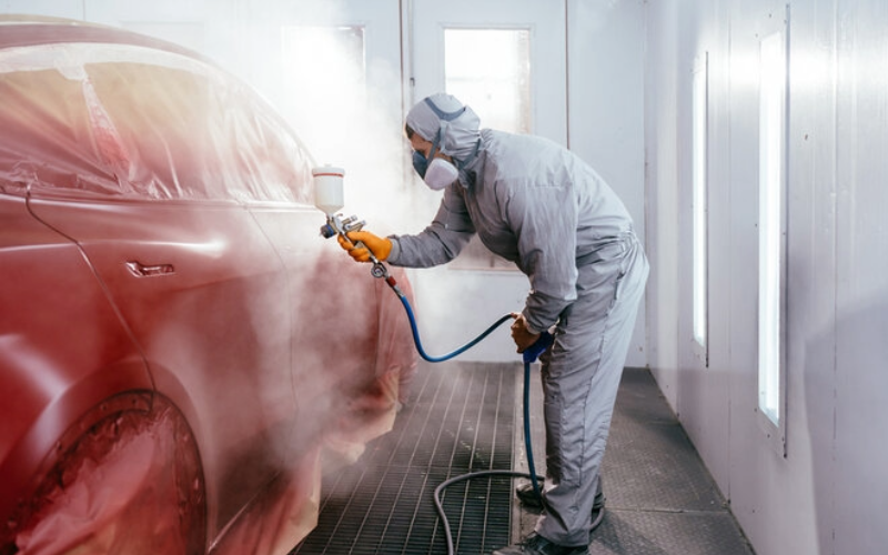 paint tech laying paint down